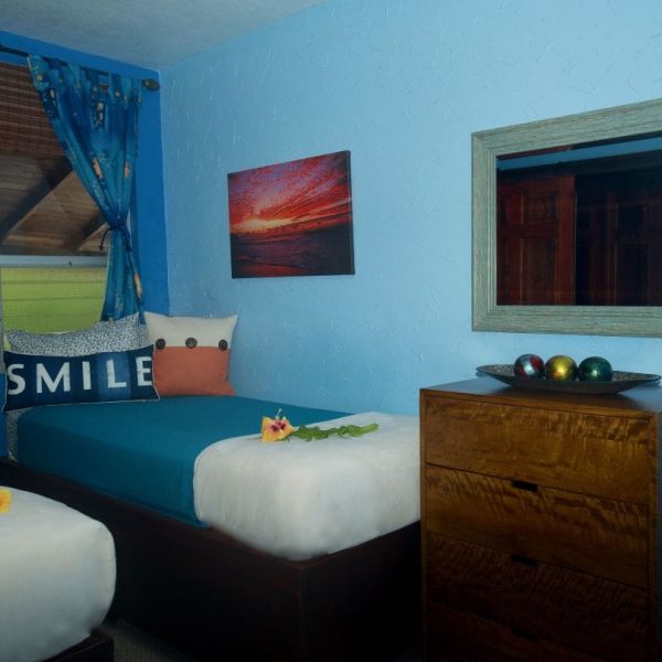 HIBISCUS-ROOM-WITH-SHARED-BATHROOM01